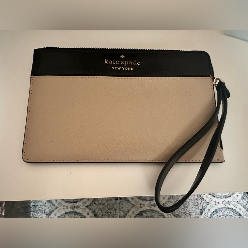 Kate Spade ♠️ Medium L-zip Wristlet